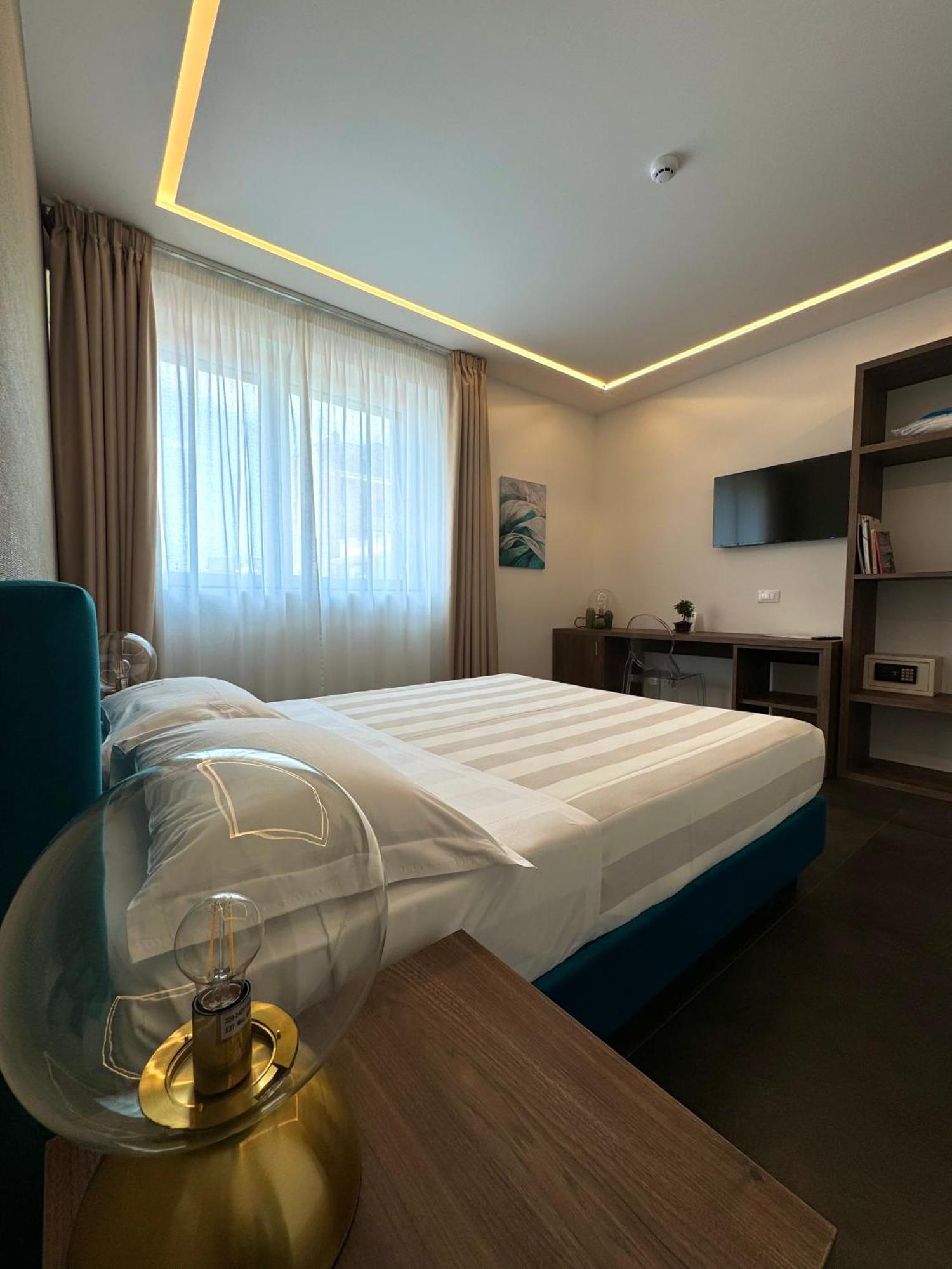 Outside Boutique Hotel Foggia Luaran gambar